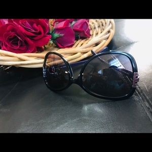 Sunglasses in good conditions ( no box)